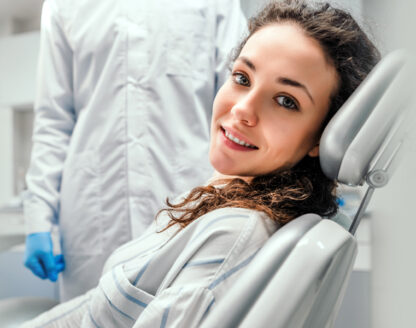 Teeth Whitening or Veneers: How to Choose the Right One 